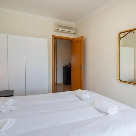 Lobo Apartment